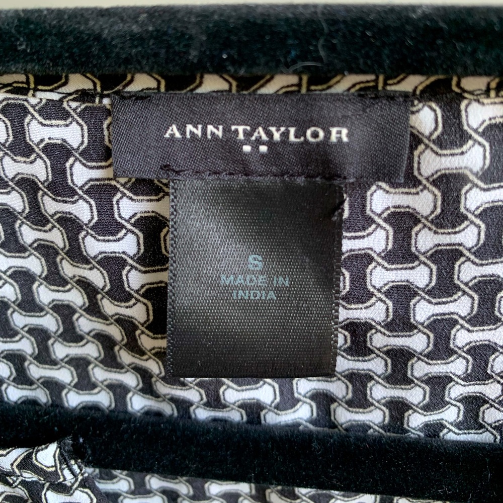Ann Taylor Geo Mixed Media Pleat Front Top black & white v-neck blouse size S - Picture 3 of 3
